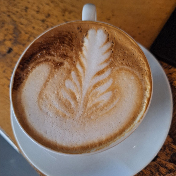 A latte with leaf-pattern foam art